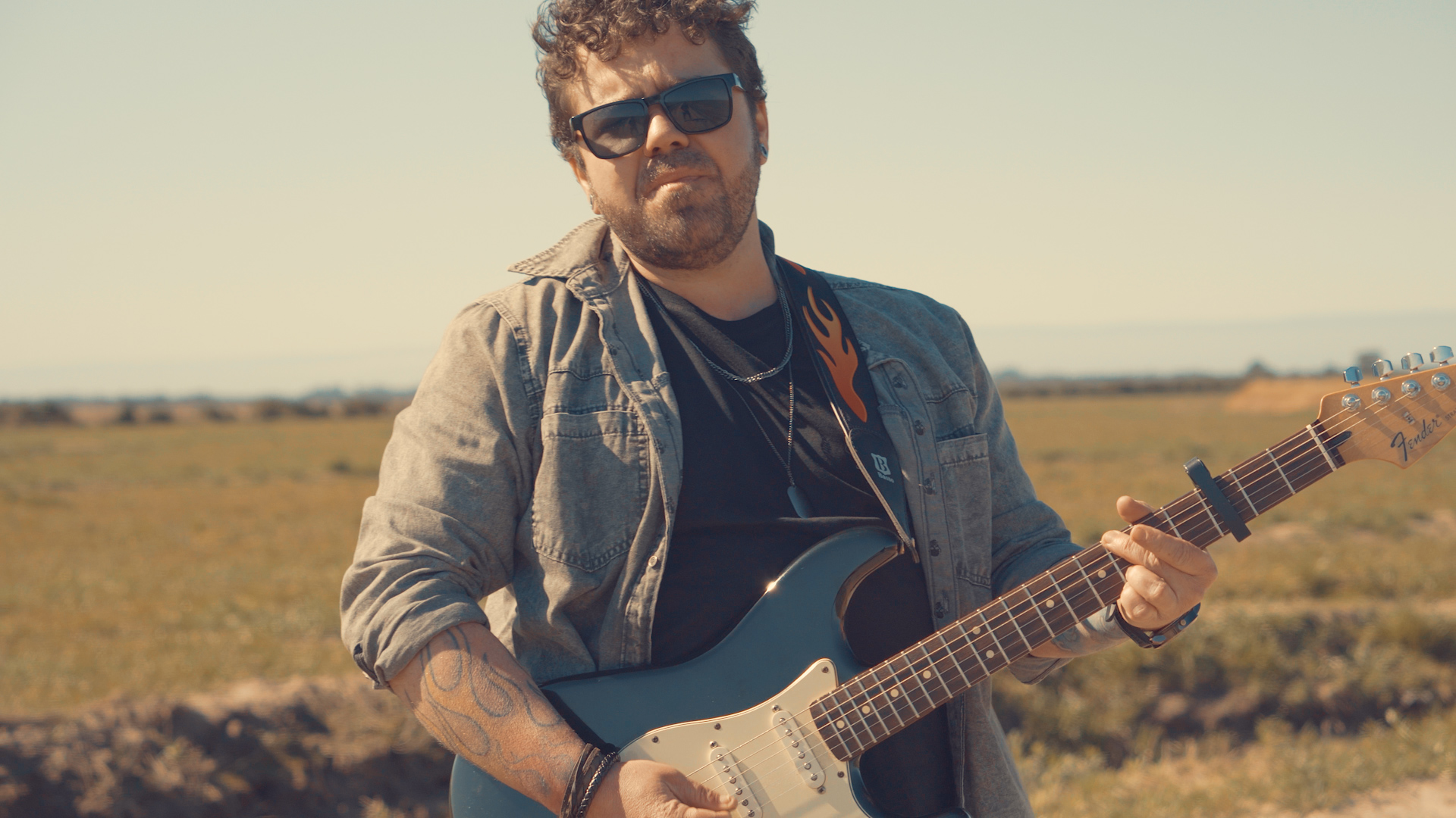 Burn Eidel com guitarra